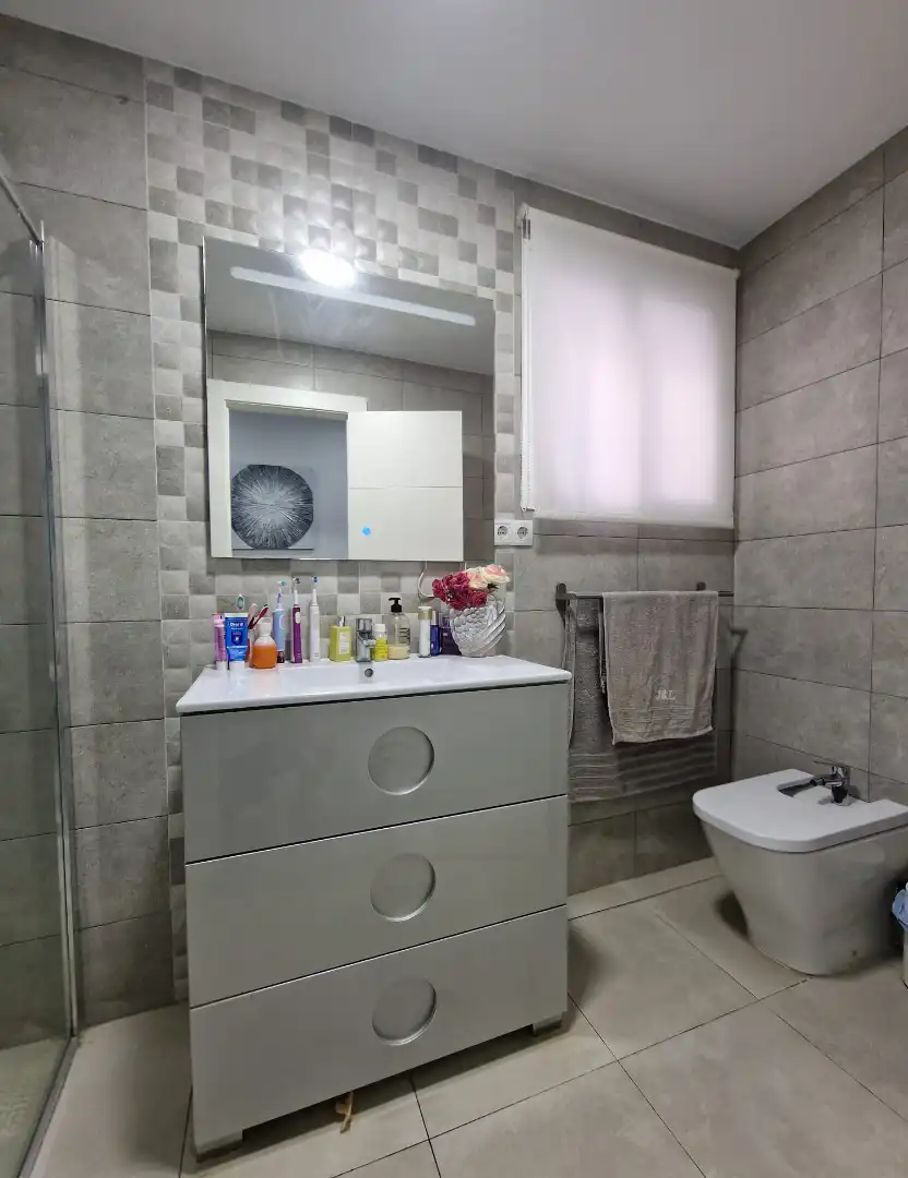 Badezimmer von Erdgeschoss zum Verkauf in Montemayor mit Klimaanlage und Möbliert