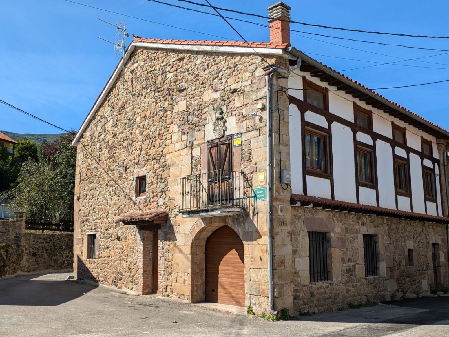Vista exterior de Casa adosada en venda en Anievas amb Calefacció, Jardí privat i Parquet