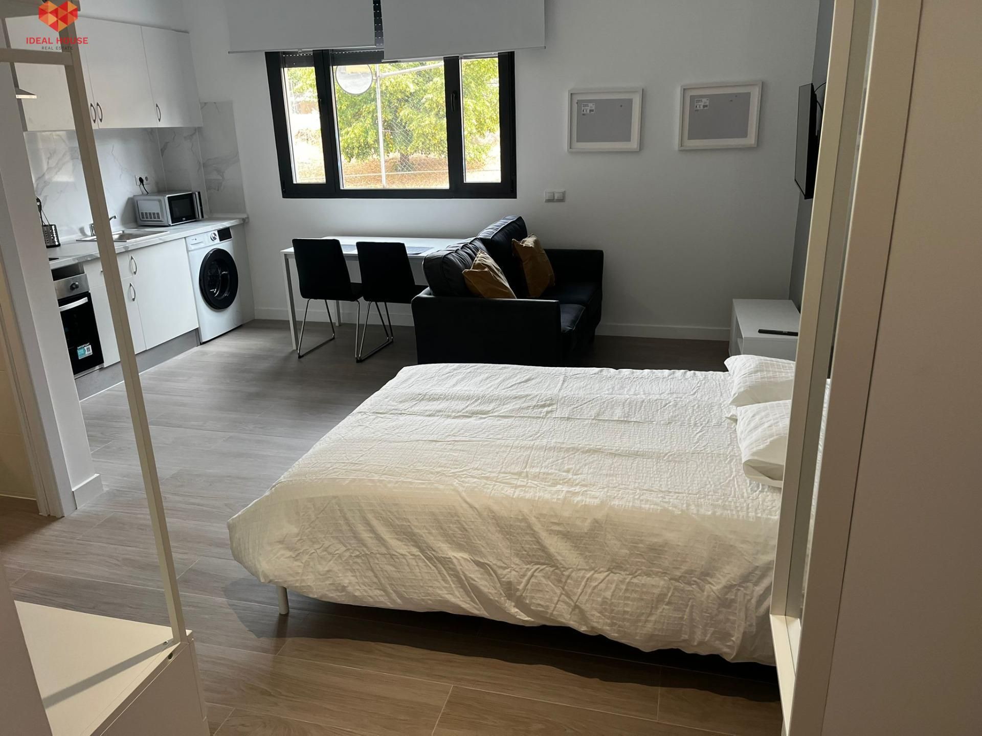 Dormitori de Apartament de lloguer en Segovia Capital amb Aire condicionat, Calefacció i Jardí privat