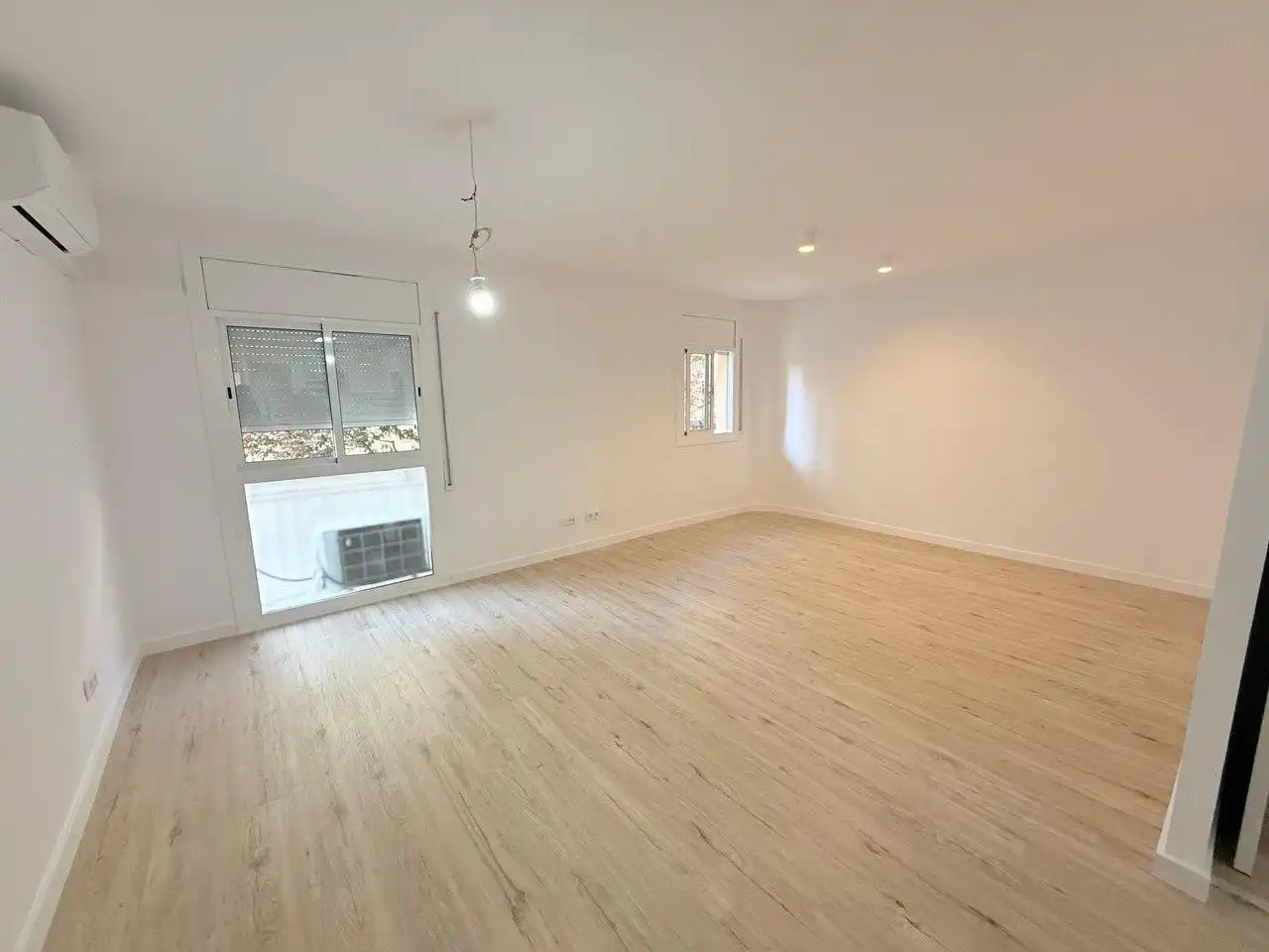 Wohnzimmer von Wohnung zum Verkauf in Barcelona mit Klimaanlage, Terrasse und Ofen