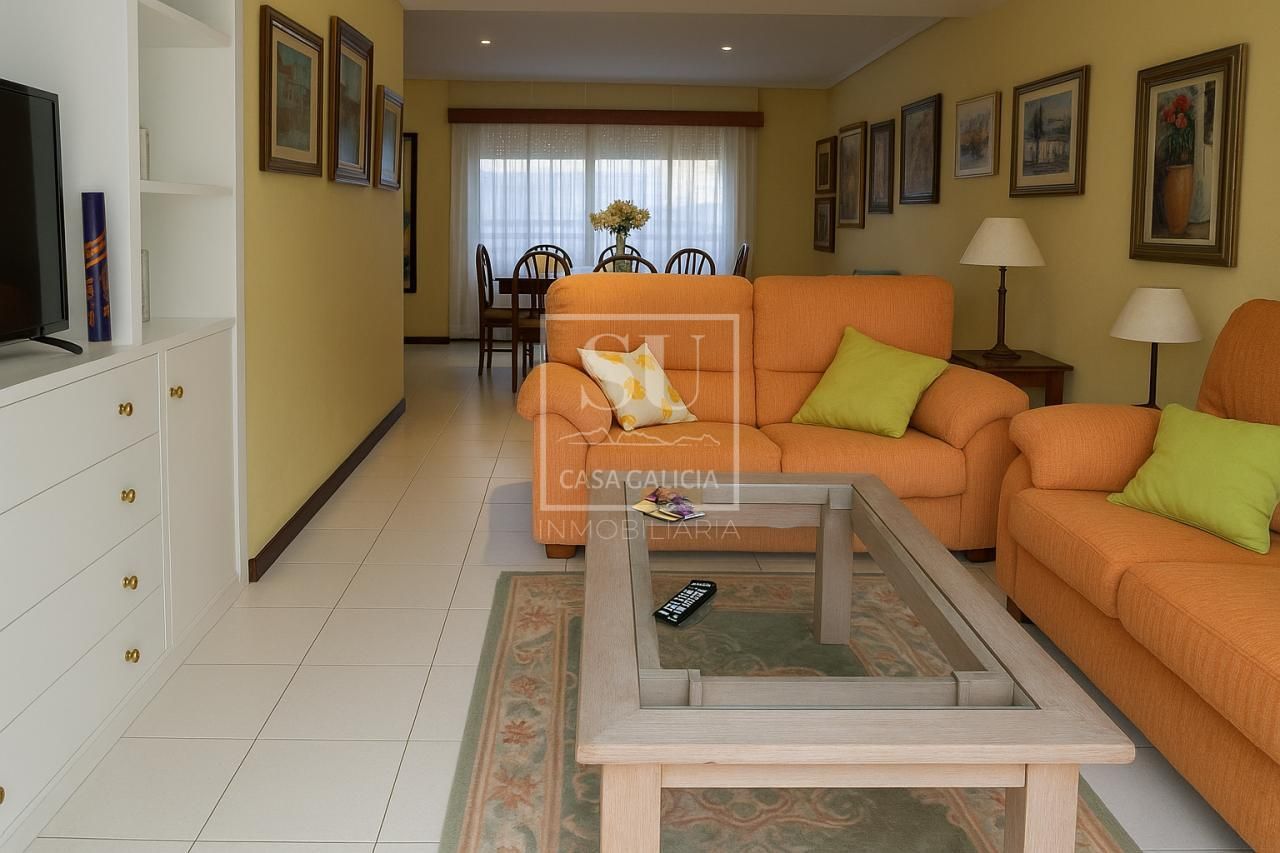 Sala d'estar de Casa adosada en venda en Baiona amb Calefacció, Jardí privat i Terrassa