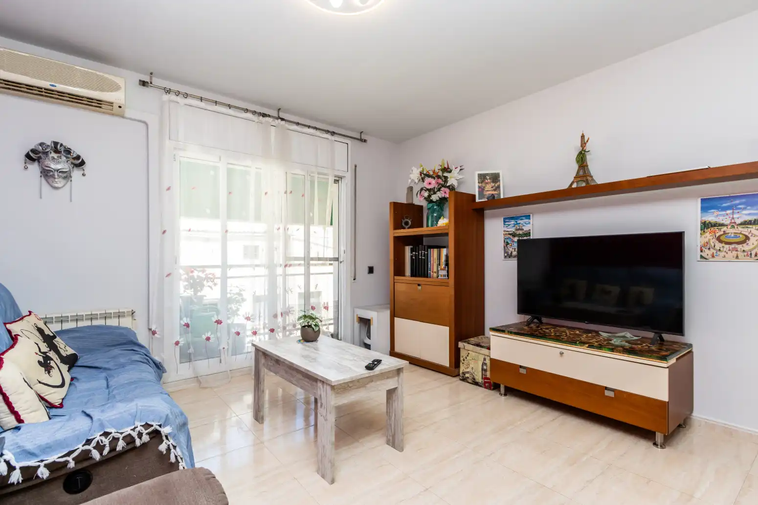 Living room of Flat for sale in Terrassa  with Air Conditioner, Heating and Parquet flooring