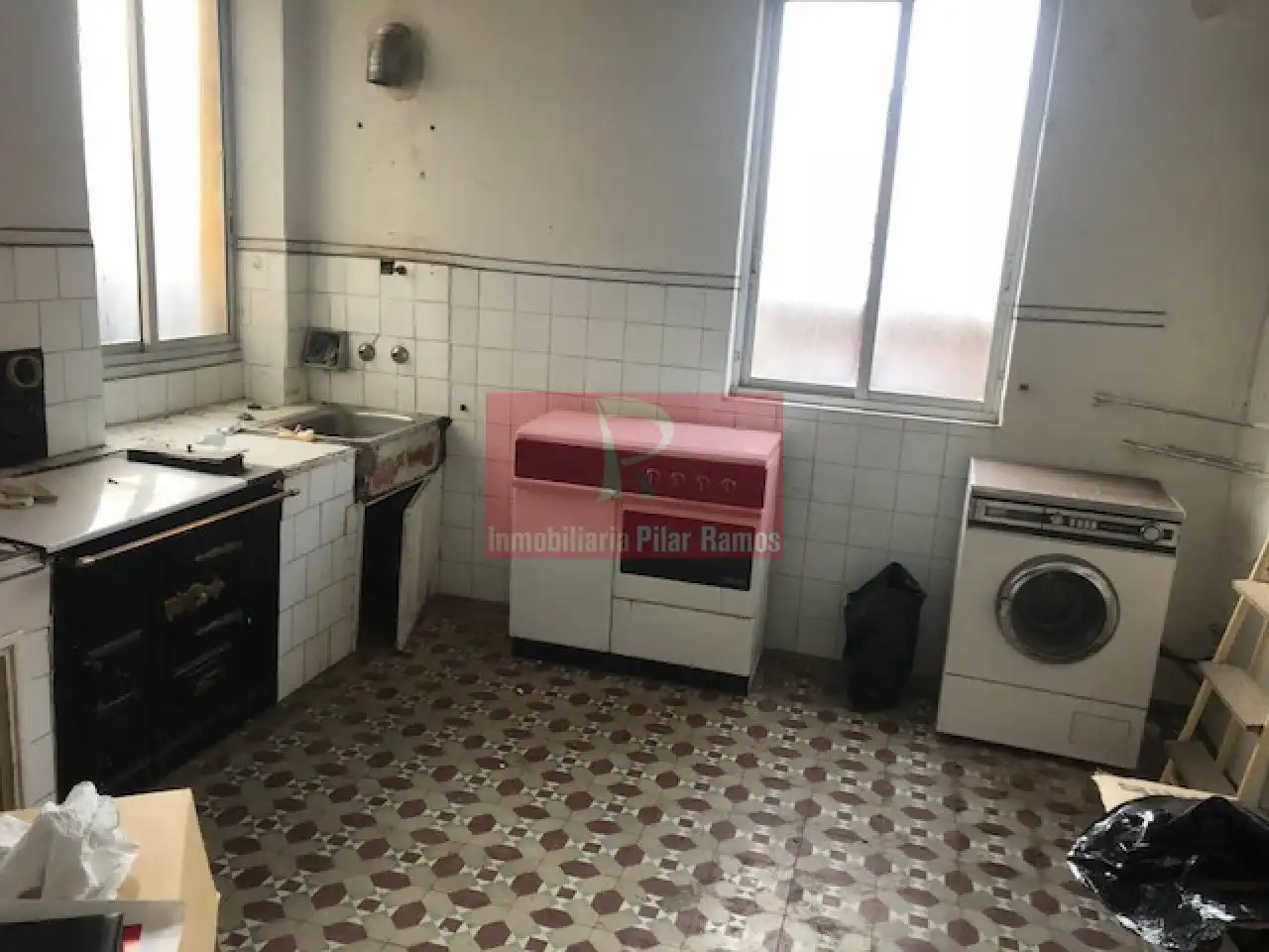 Cuina de Casa o xalet en venda en León Capital  amb Jardí privat