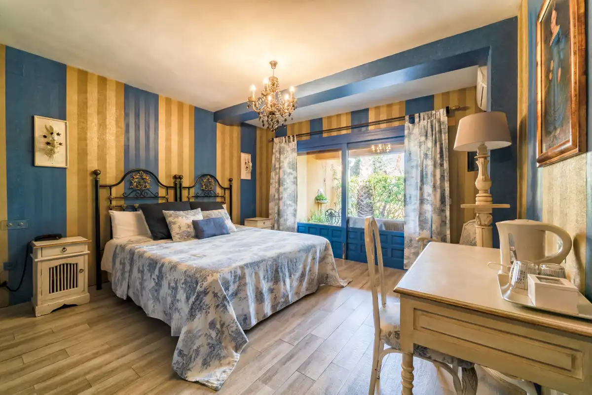 Habitación de Edificio en venta en Estepona con Alarma y Piscina comunitaria