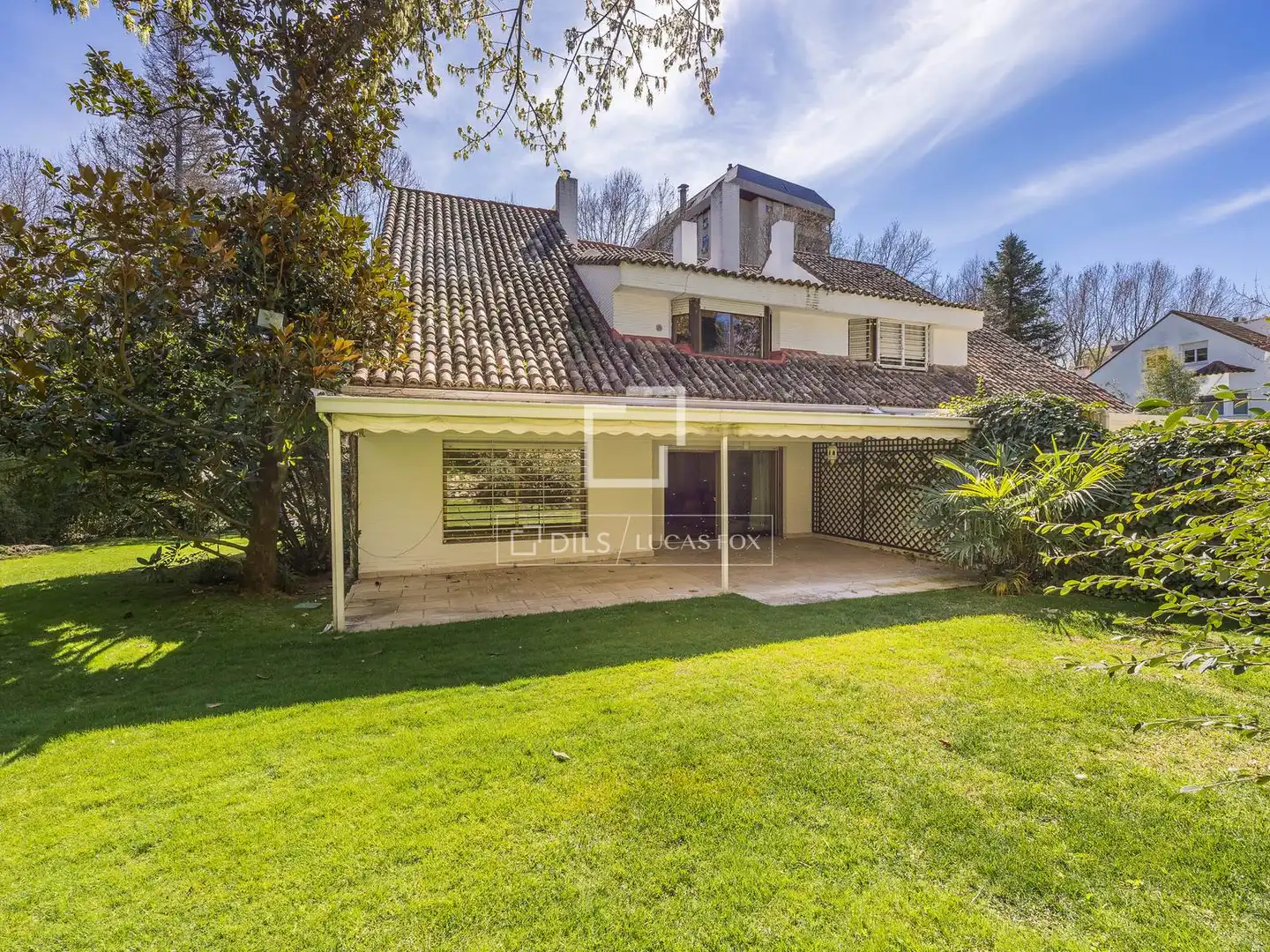 Vista exterior de Casa o xalet en venda en Madrid amb Jardí privat, Terrassa i Piscina