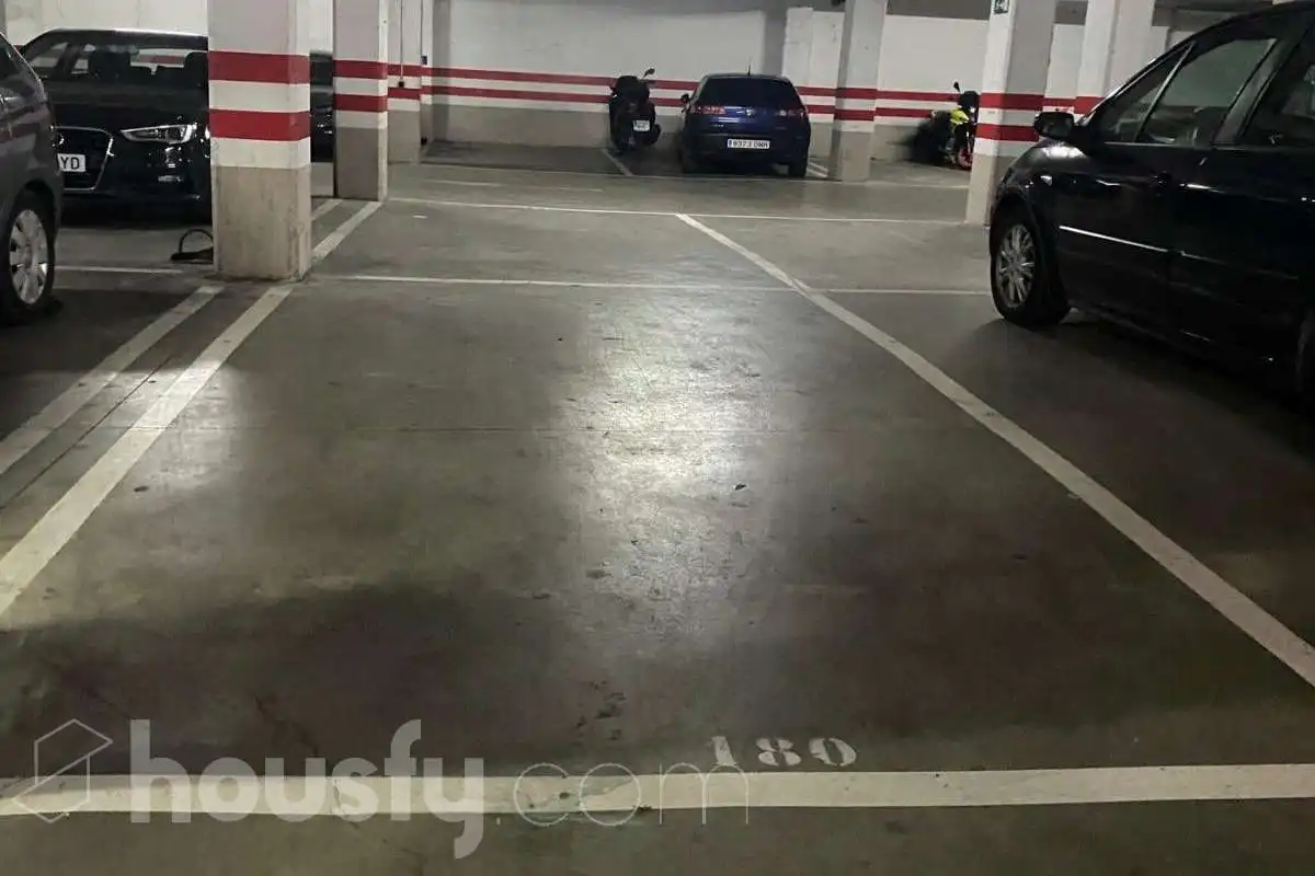 Parkplatz von Wohnung zur Miete in Sevilla mit Klimaanlage, Terrasse und Balkon