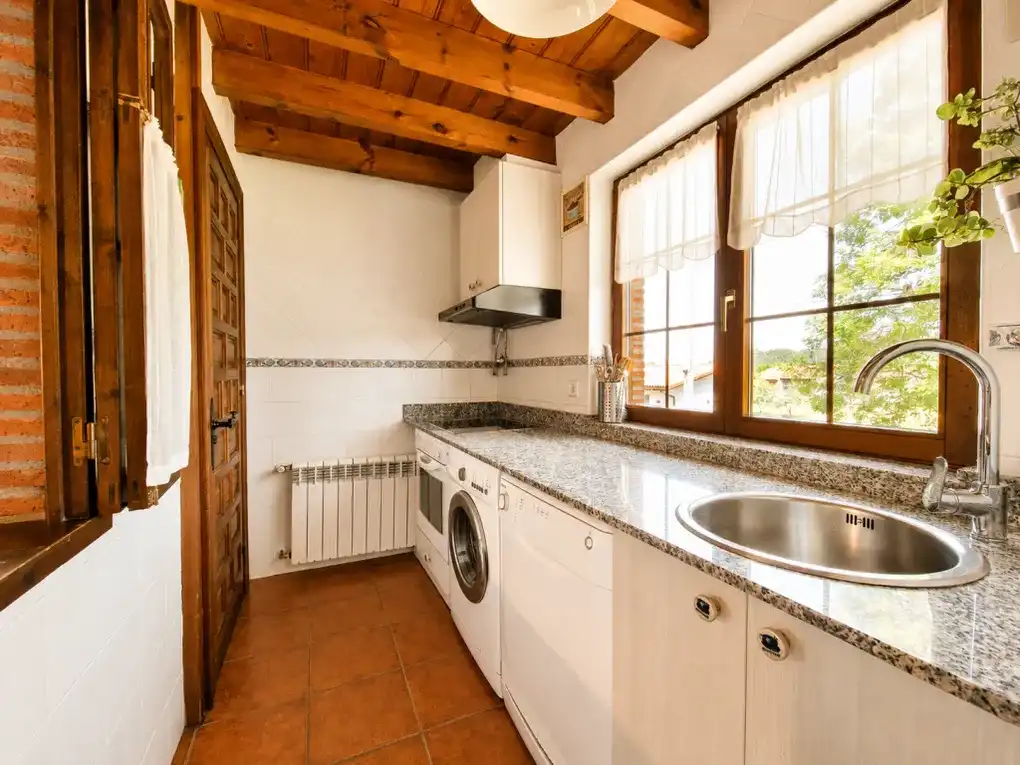 Cuina de Casa o xalet en venda en Llanes amb Calefacció, Jardí privat i Terrassa