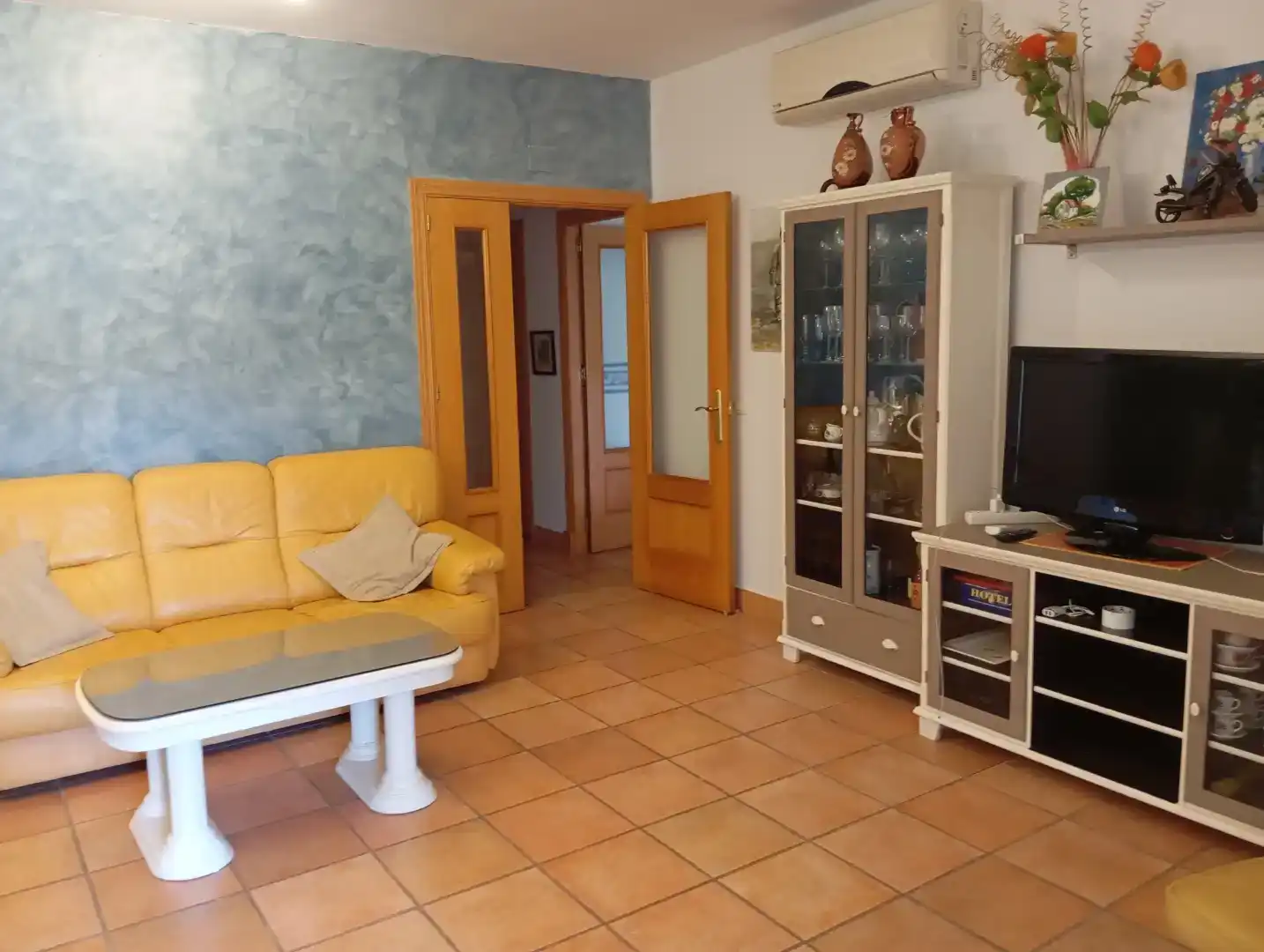Sala d'estar de Casa adosada de lloguer en Rota amb Aire condicionat, Jardí privat i Traster