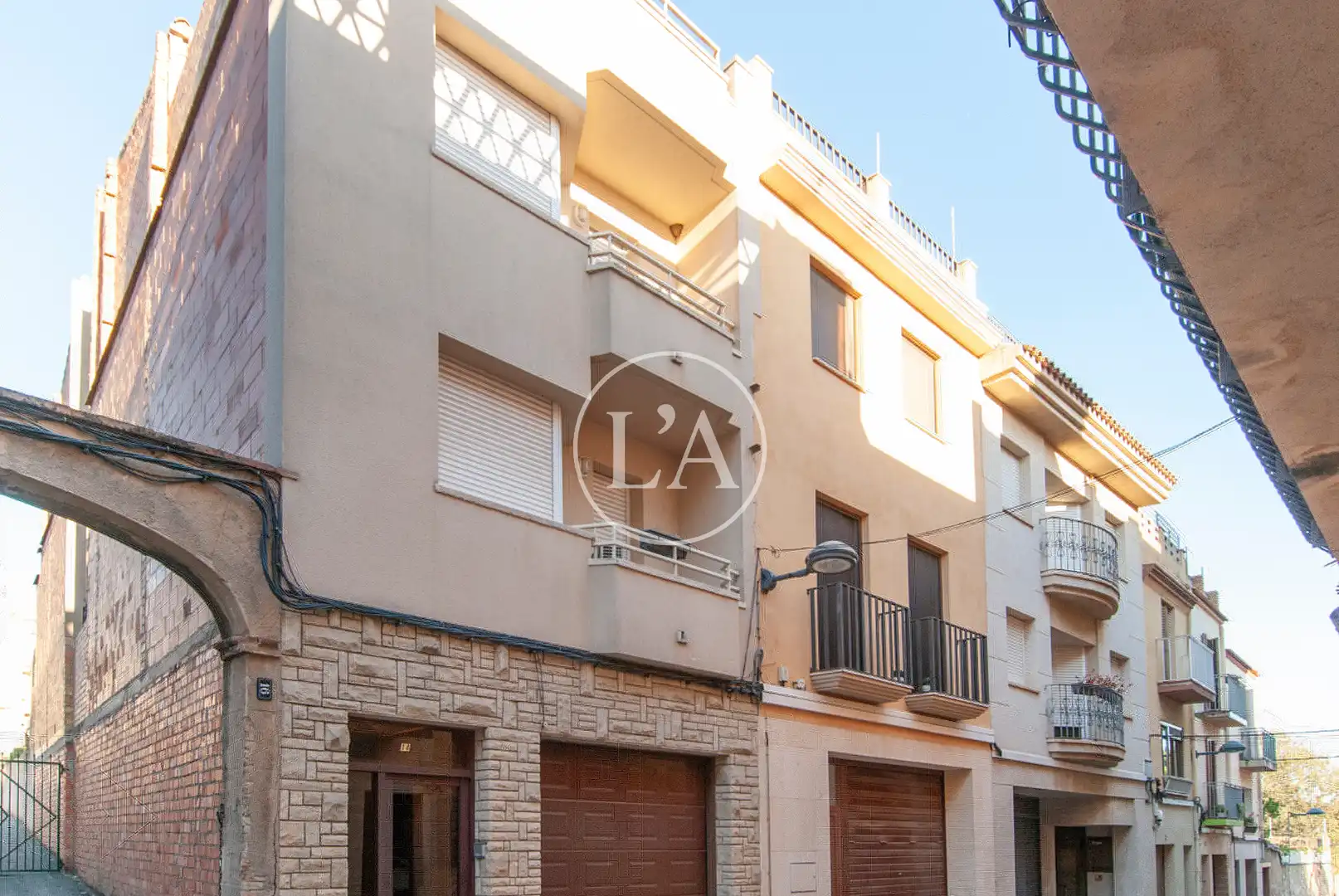 Vista exterior de Casa adosada en venda en Vinyols i els Arcs amb Aire condicionat, Calefacció i Jardí privat