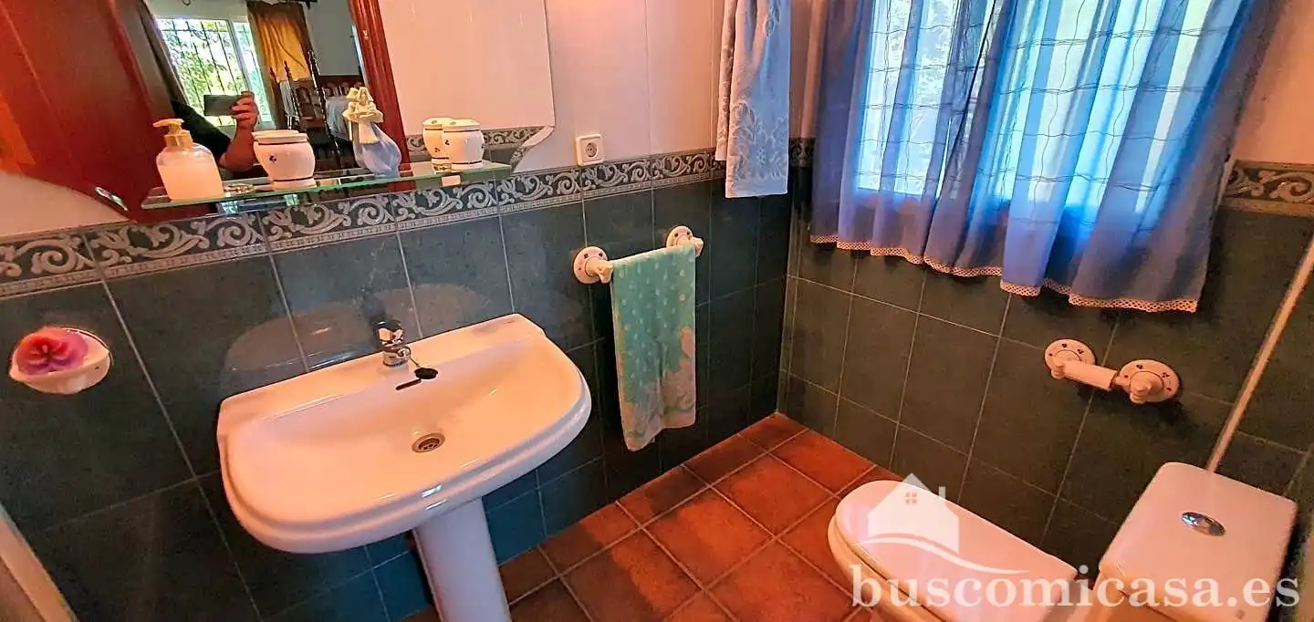 Bany de Casa o xalet en venda en Linares amb Aire condicionat, Calefacció i Jardí privat