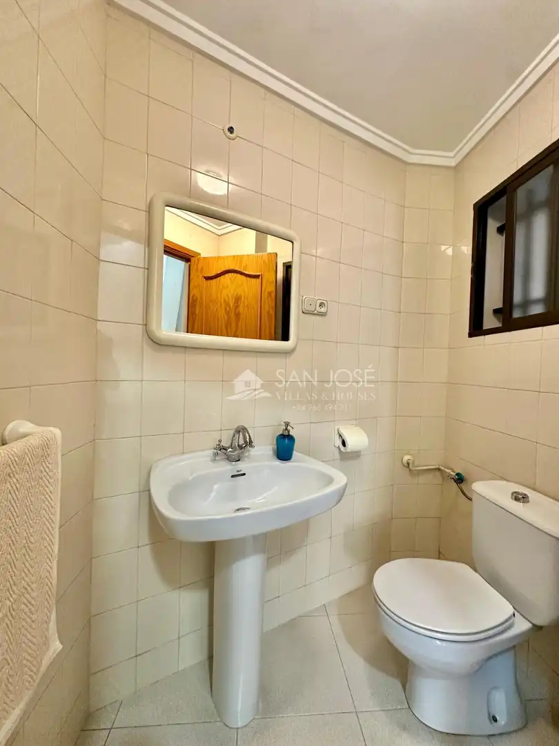 Bathroom of Commercial properties for rent in Aspe  with Air Conditioner and Furnished