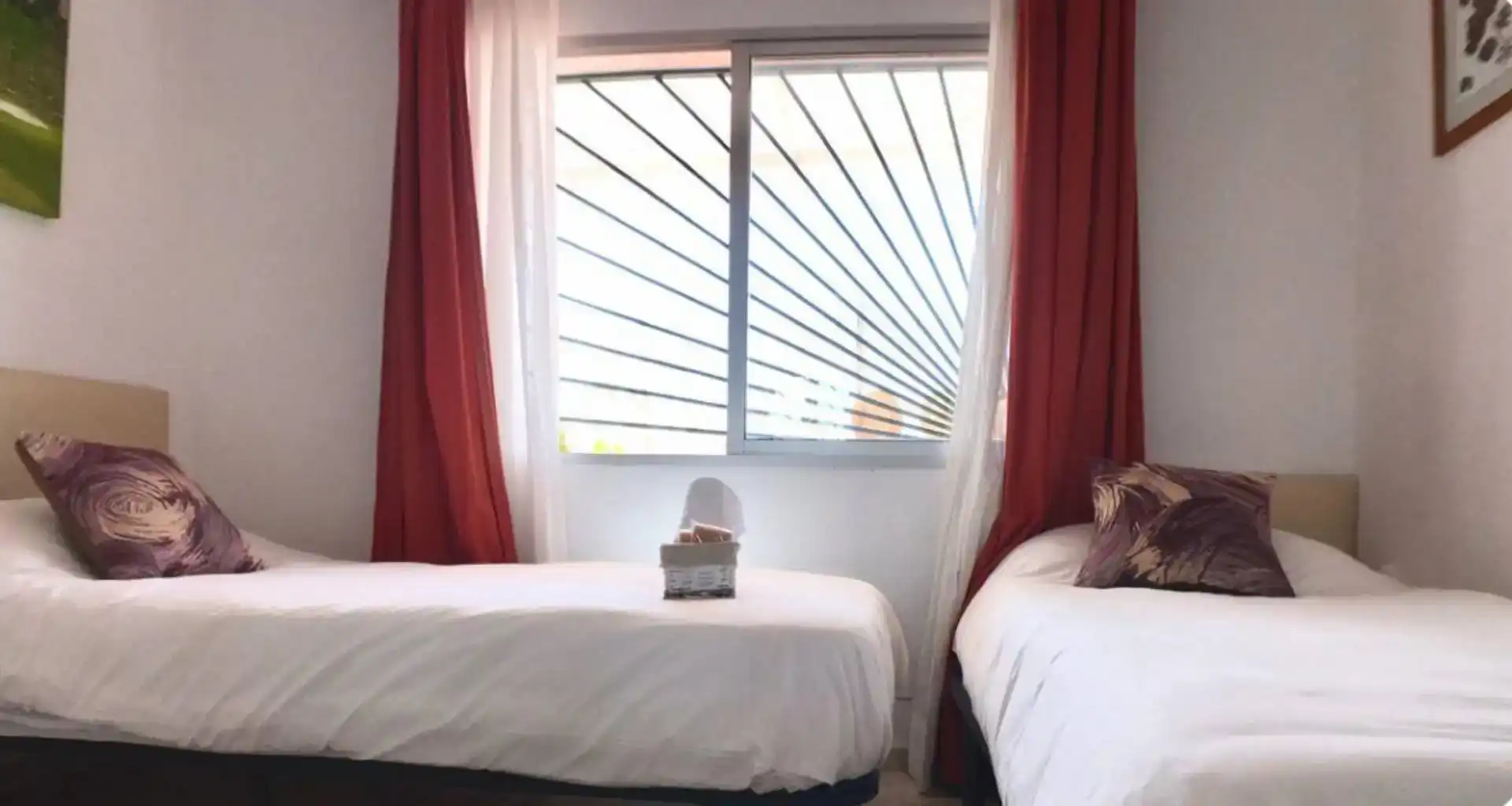 Dormitori de Àtic per a compartir en Marbella amb Aire condicionat, Moblat i Forn