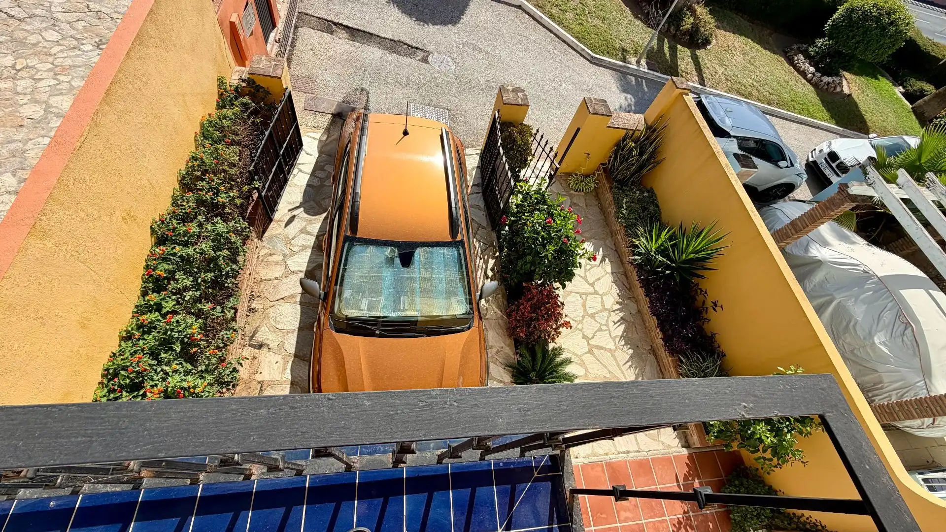 Parkplatz von Einfamilien-Reihenhaus zur Miete in Fuengirola mit Klimaanlage, Privatgarten und Terrasse