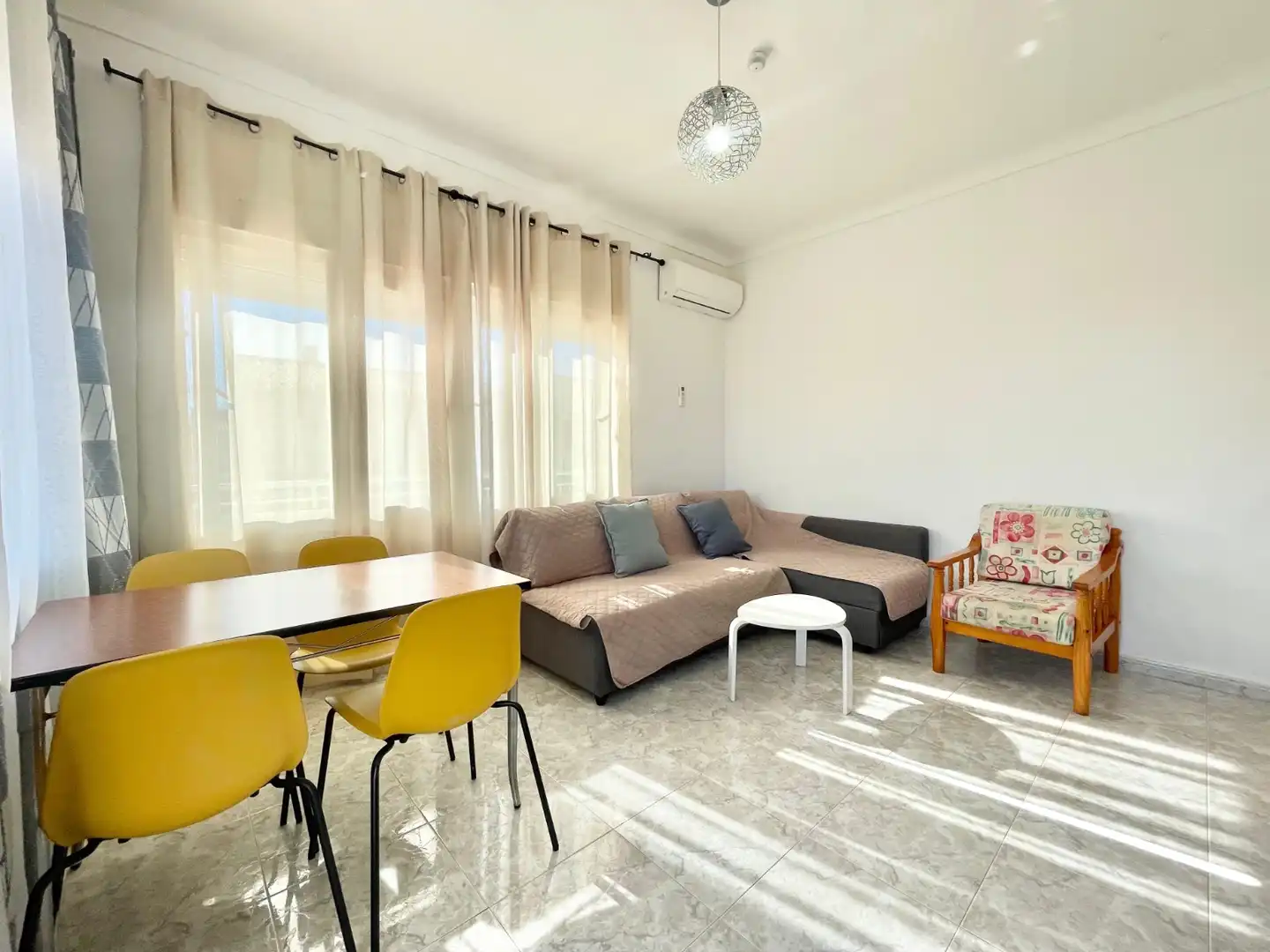 Sala de estar de Apartamento de alquiler en Torrevieja con Aire acondicionado, Calefacción y Terraza