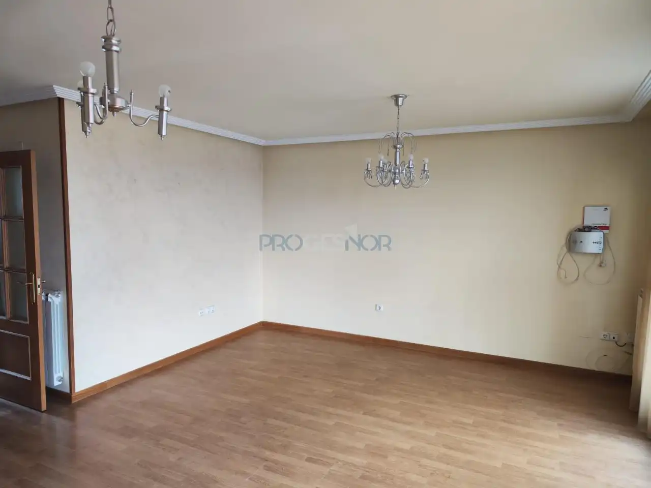 Sala d'estar de Casa adosada en venda en Valdefresno amb Calefacció, Jardí privat i Parquet