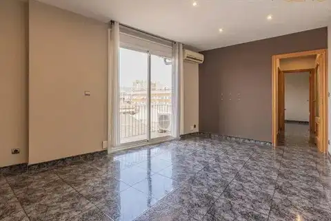 Dormitori de Pis en venda en Cornellà de Llobregat amb Aire condicionat, Forn i Balcó