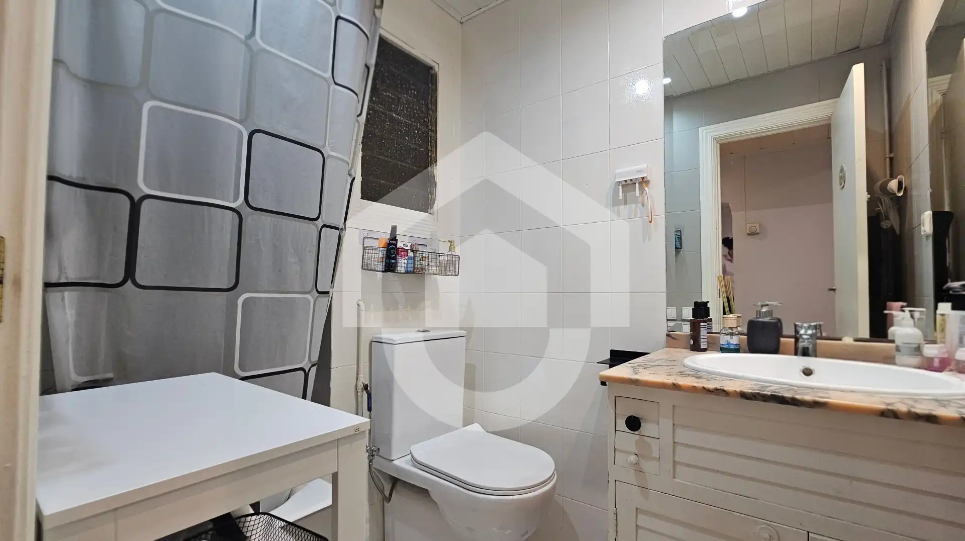 Badezimmer von Wohnung zum Verkauf in Barcelona mit Klimaanlage, Heizung und Parkett