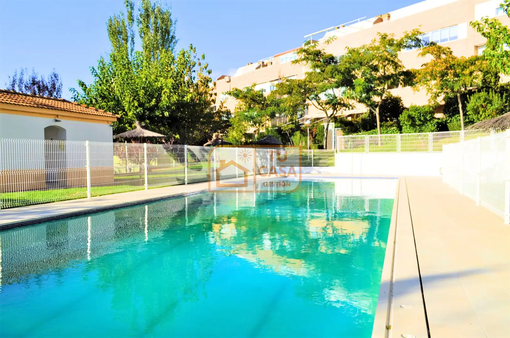 Piscina de Casa adosada en venda en Cáceres amb Aire condicionat, Calefacció i Jardí privat