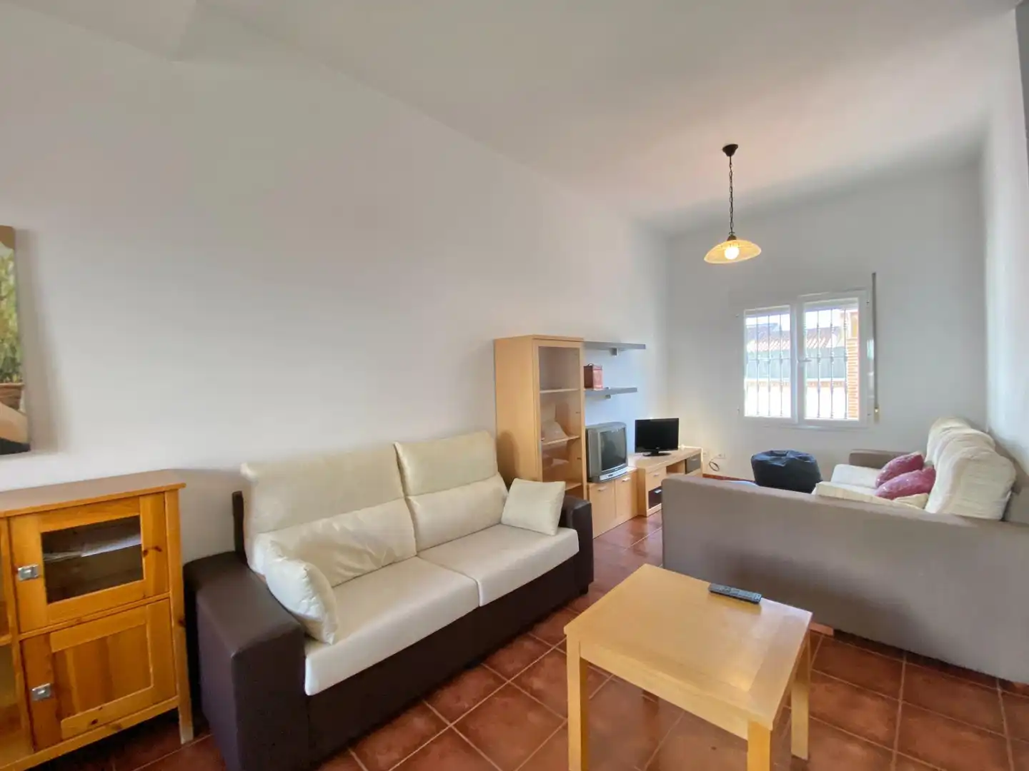 Sala d'estar de Casa adosada de lloguer en Mollina amb Aire condicionat, Jardí privat i Terrassa