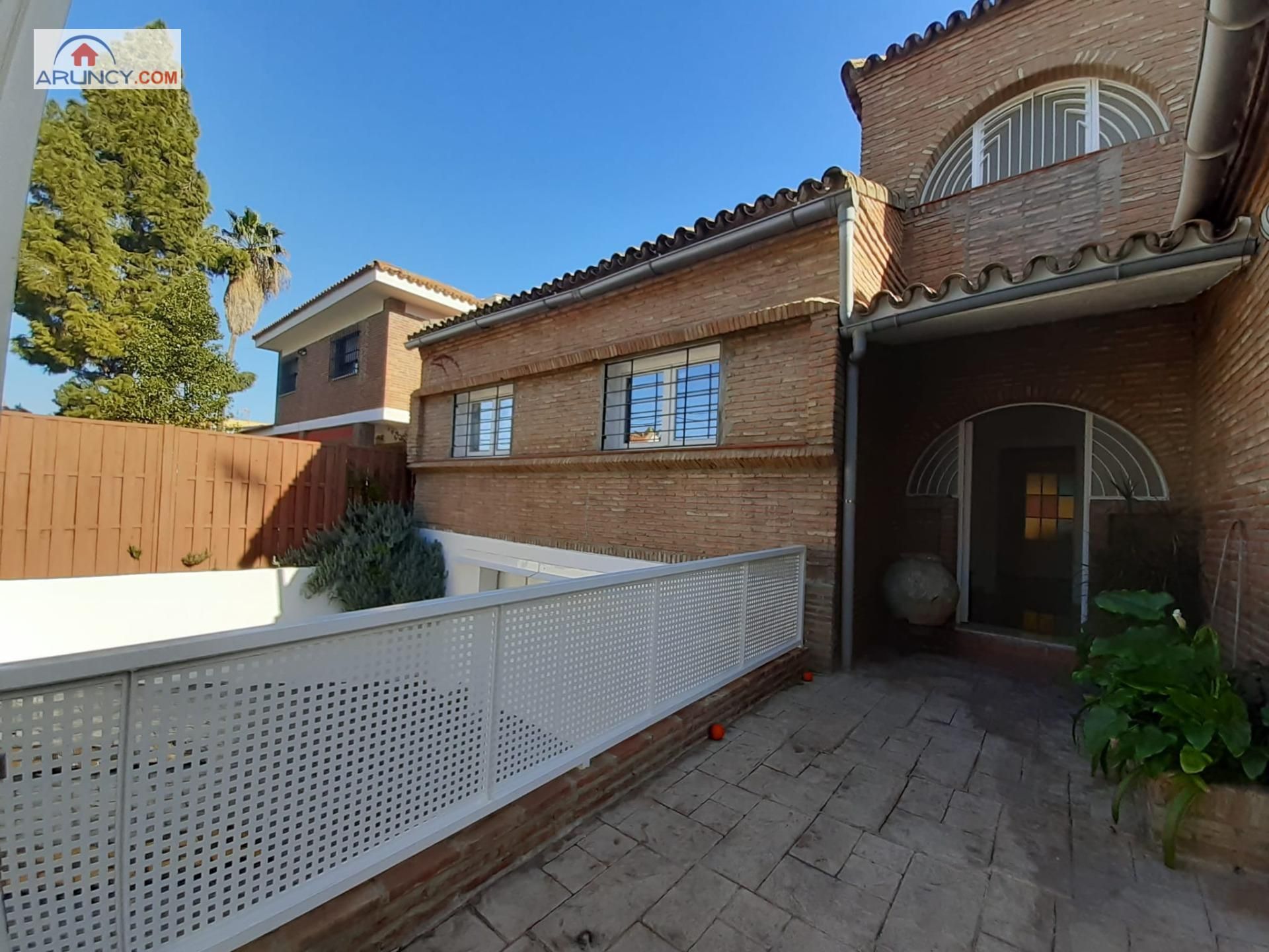 Vista exterior de Casa o xalet en venda en  Sevilla Capital amb Calefacció, Jardí privat i Parquet