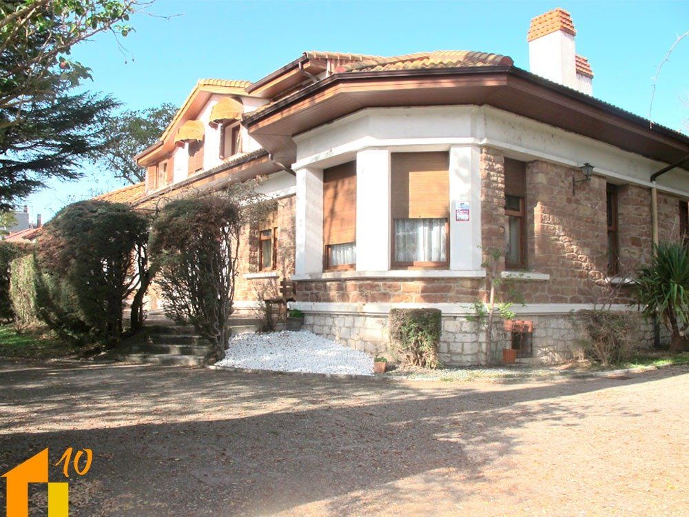 Exterior view of House or chalet for sale in Burgos Capital  with Heating, Private garden and Storage room