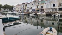 Vista exterior de Casa adosada en venda en Empuriabrava amb Aire condicionat, Calefacció i Jardí privat