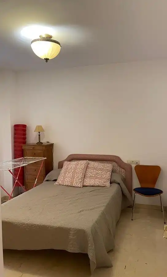 Habitación de Piso de alquiler en Granada con Aire acondicionado, Calefacción y Amueblado