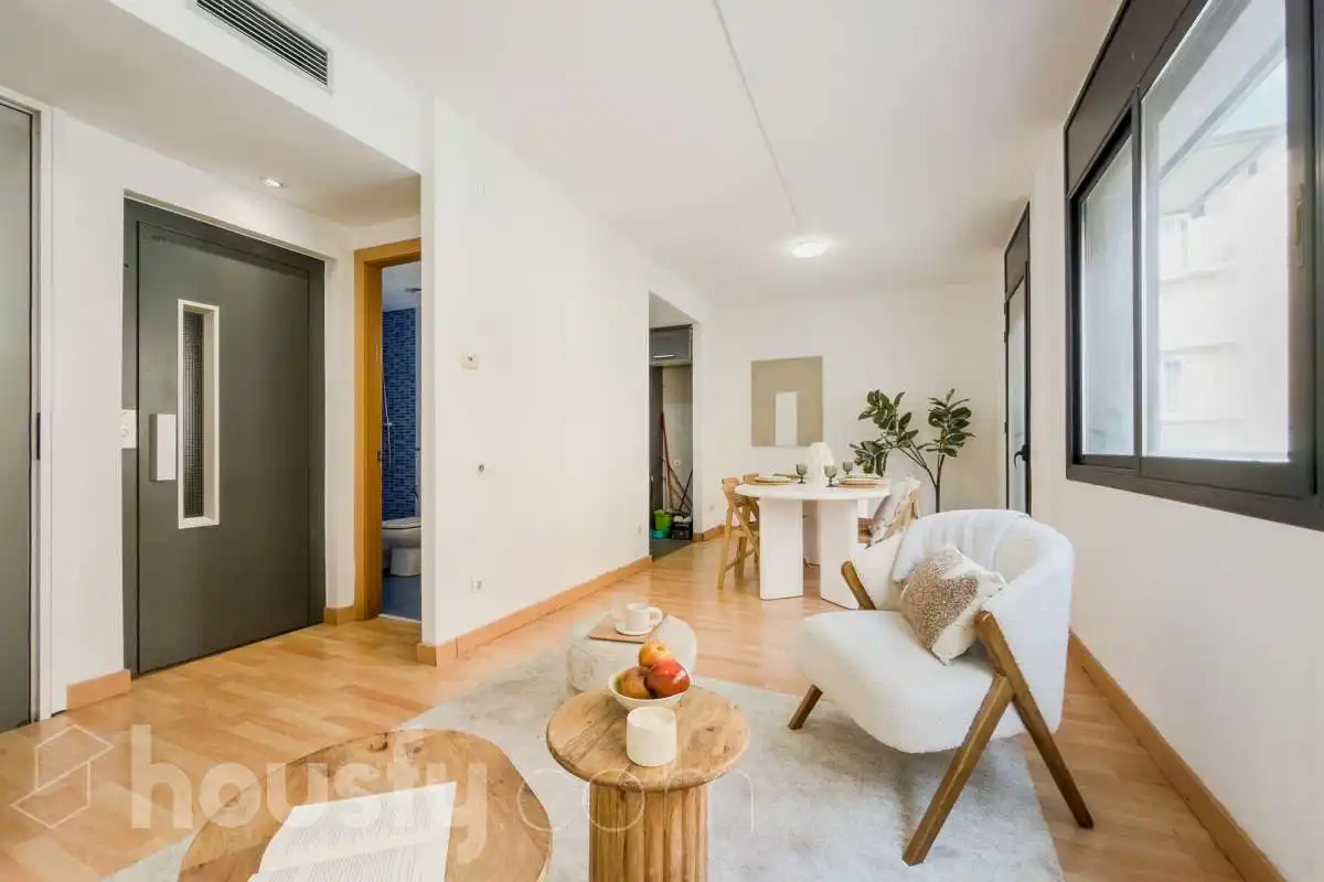 Wohnzimmer von Einfamilien-Reihenhaus zum Verkauf in Barcelona mit Klimaanlage, Terrasse und Abstellraum