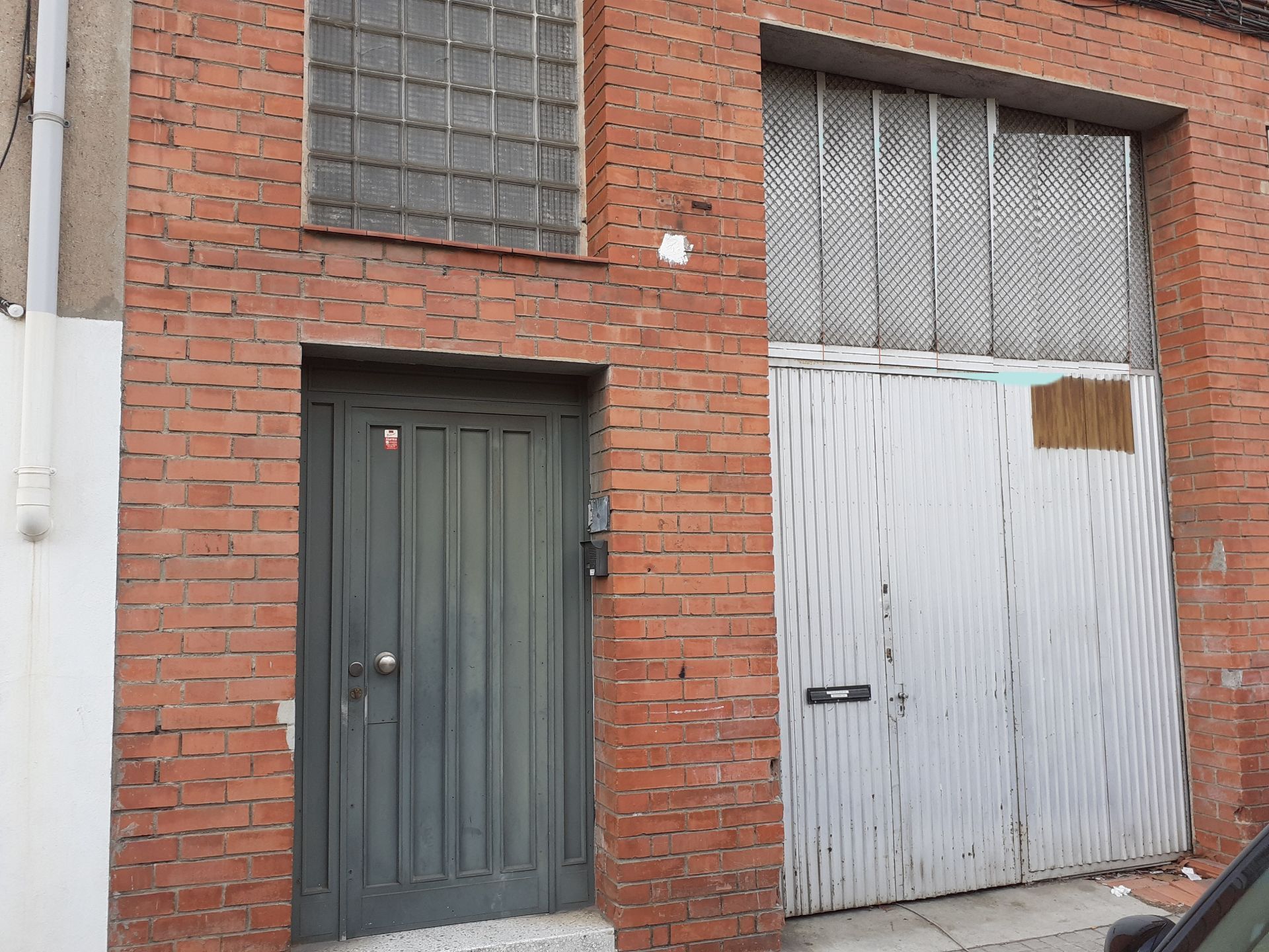 Vista exterior de Nau industrial en venda en Sant Adrià de Besòs