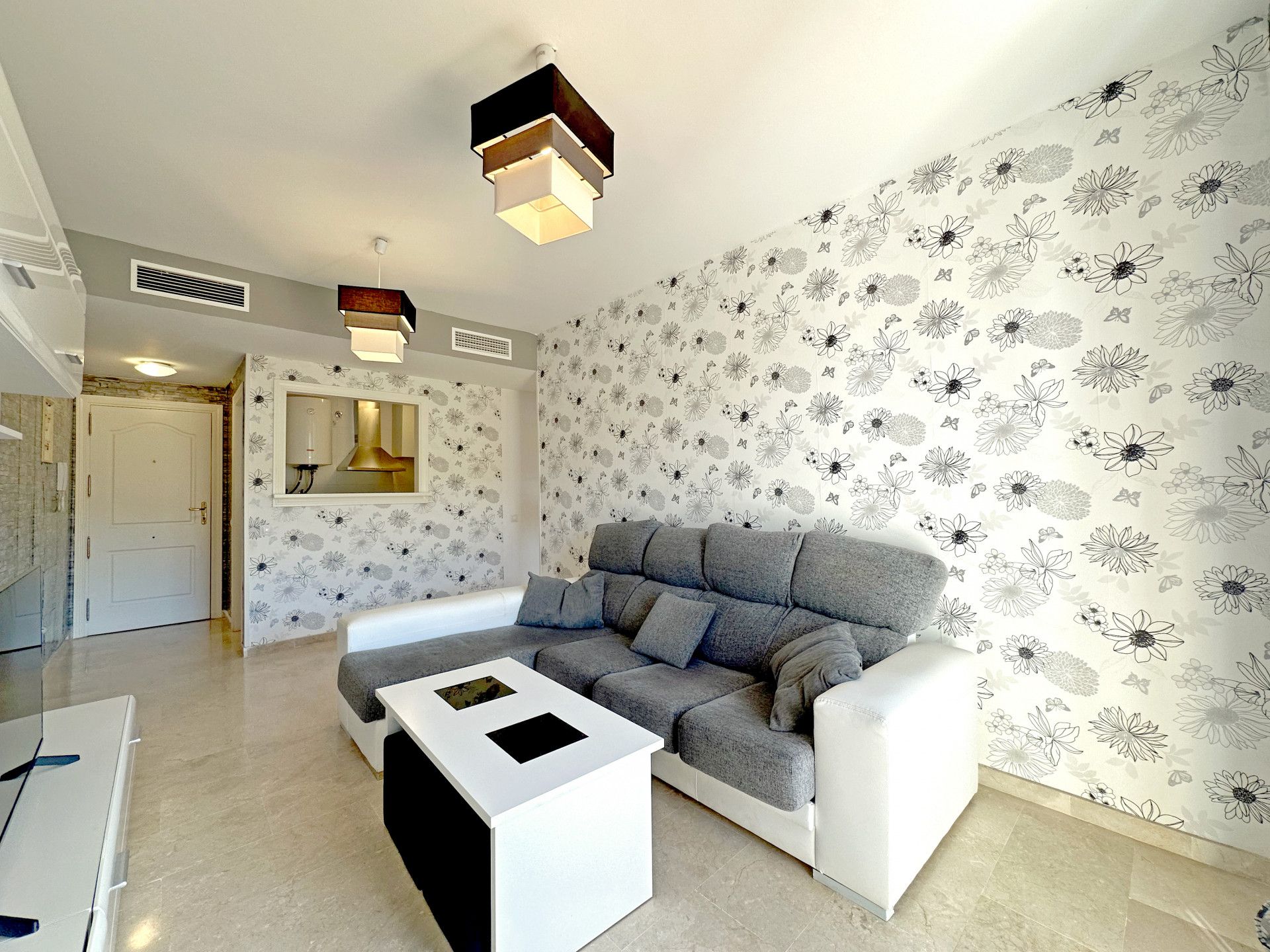 Sala d'estar de Apartament en venda en Manilva amb Aire condicionat, Terrassa i Traster