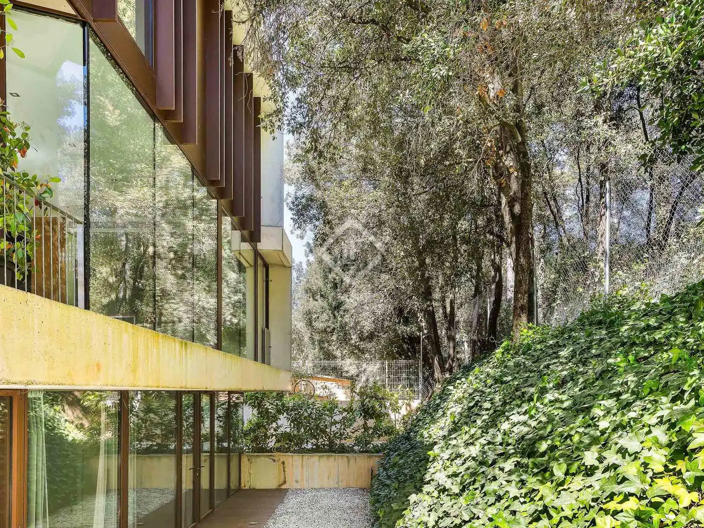 Vista exterior de Casa o xalet en venda en Sant Cugat del Vallès amb Aire condicionat, Calefacció i Jardí privat