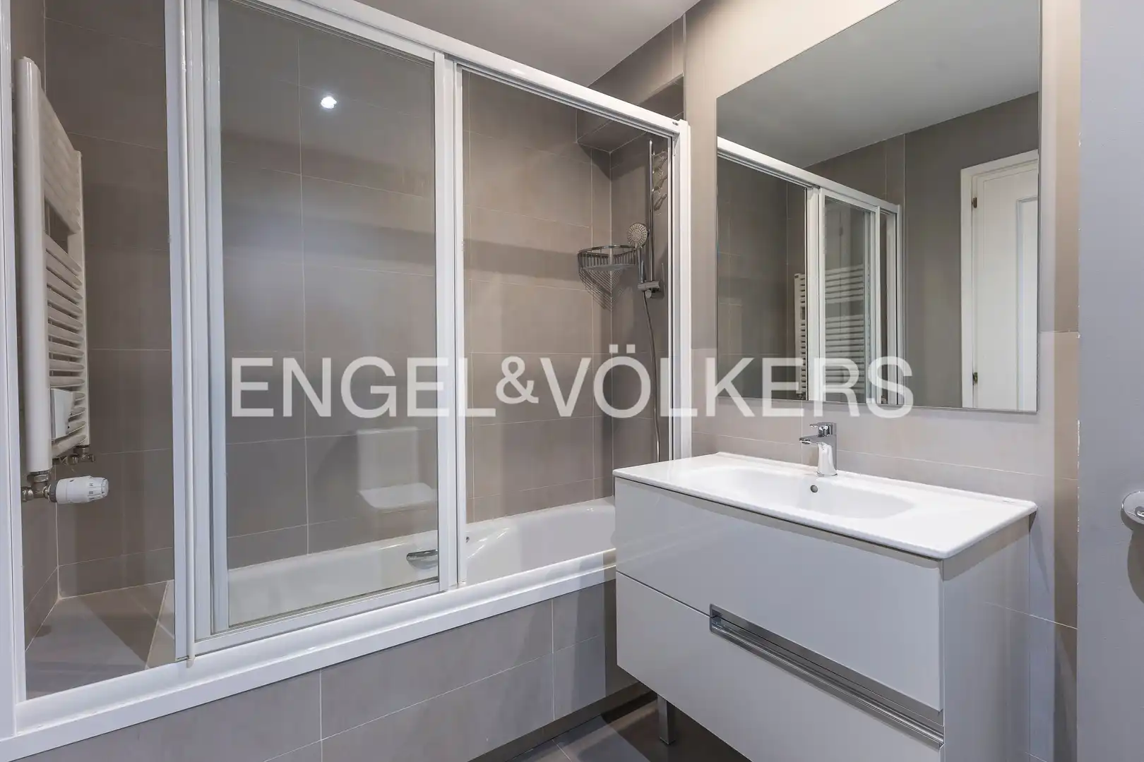 Bathroom of Flat for sale in Madrid  with Air Conditioner, Heating and Terrace