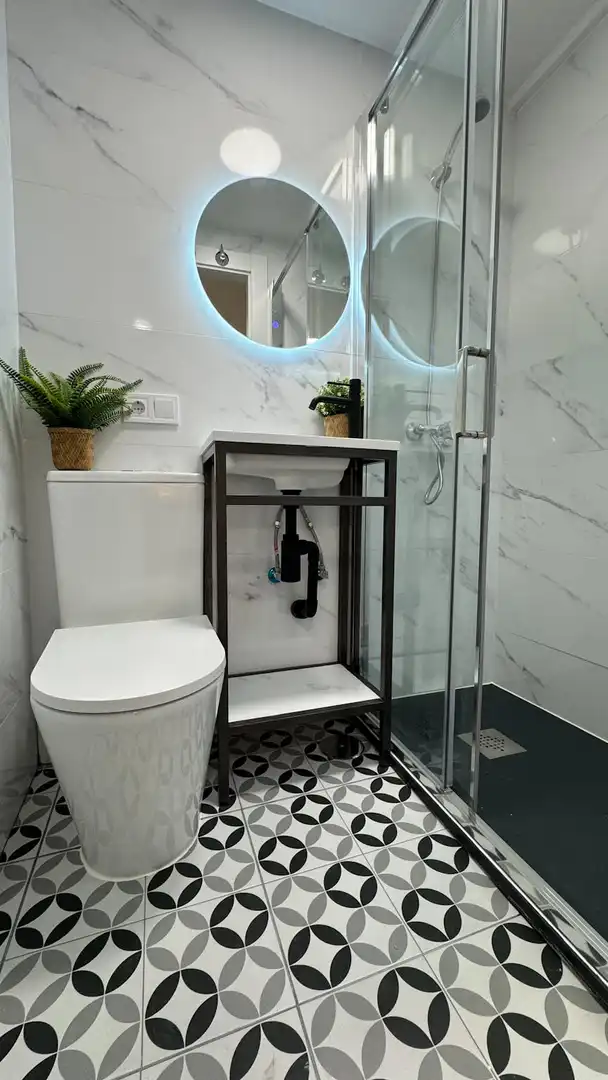 Bathroom of Flat for rent in Madrid  with Air Conditioner, Washing machine and TV