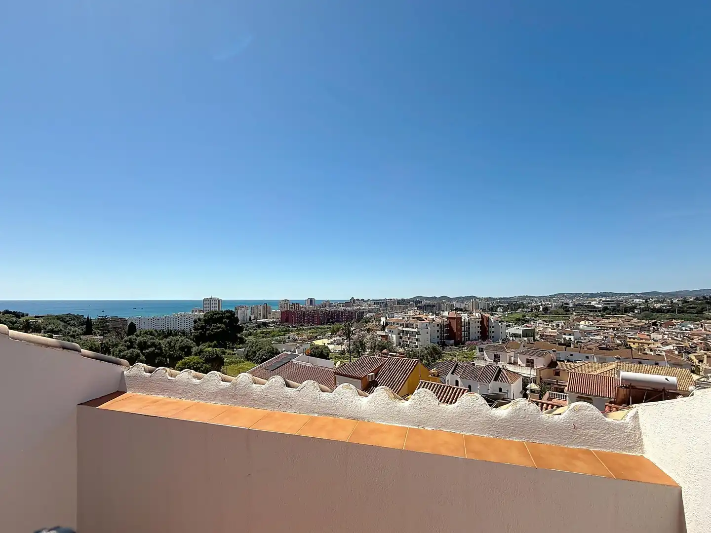 Vista exterior de Casa adosada en venda en Fuengirola amb Aire condicionat, Calefacció i Traster
