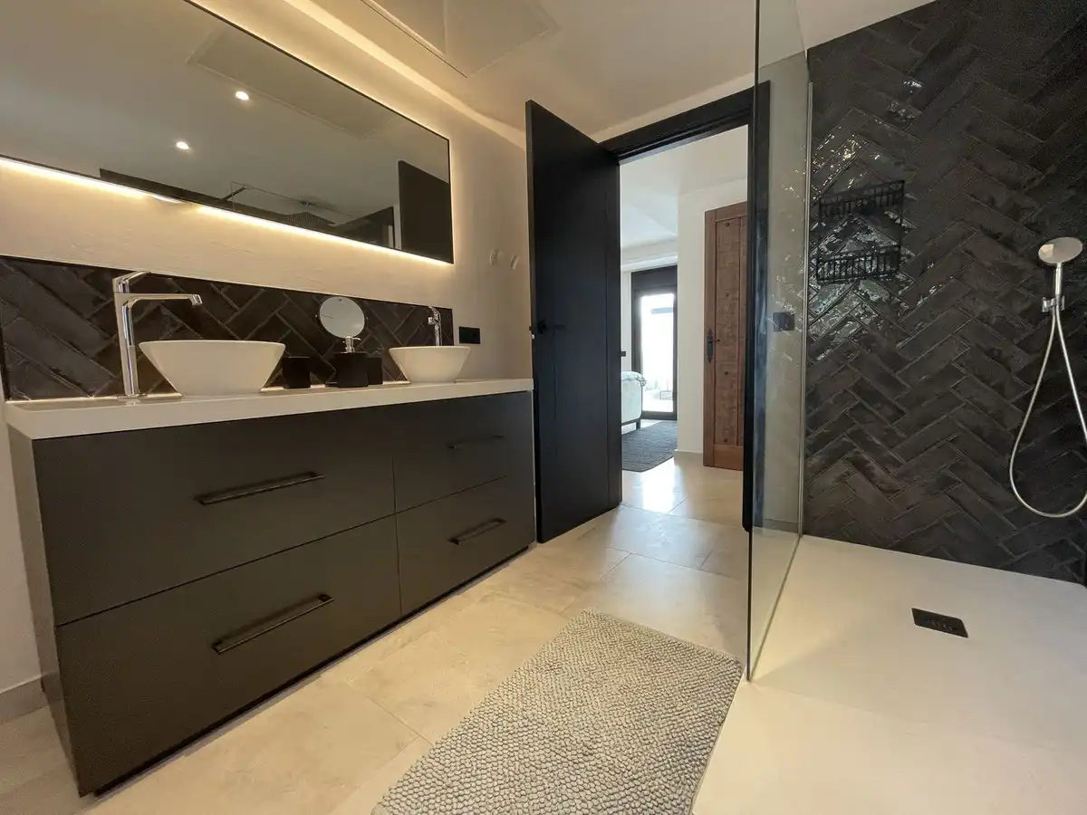 Baño de Casa o chalet de alquiler en Marbella con Aire acondicionado, Jardín privado y Piscina