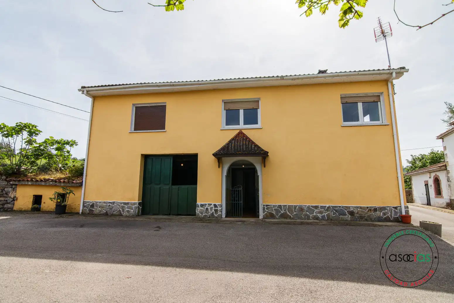 Vista exterior de Casa o chalet en venta en Las Regueras   con Calefacción y Jardín privado