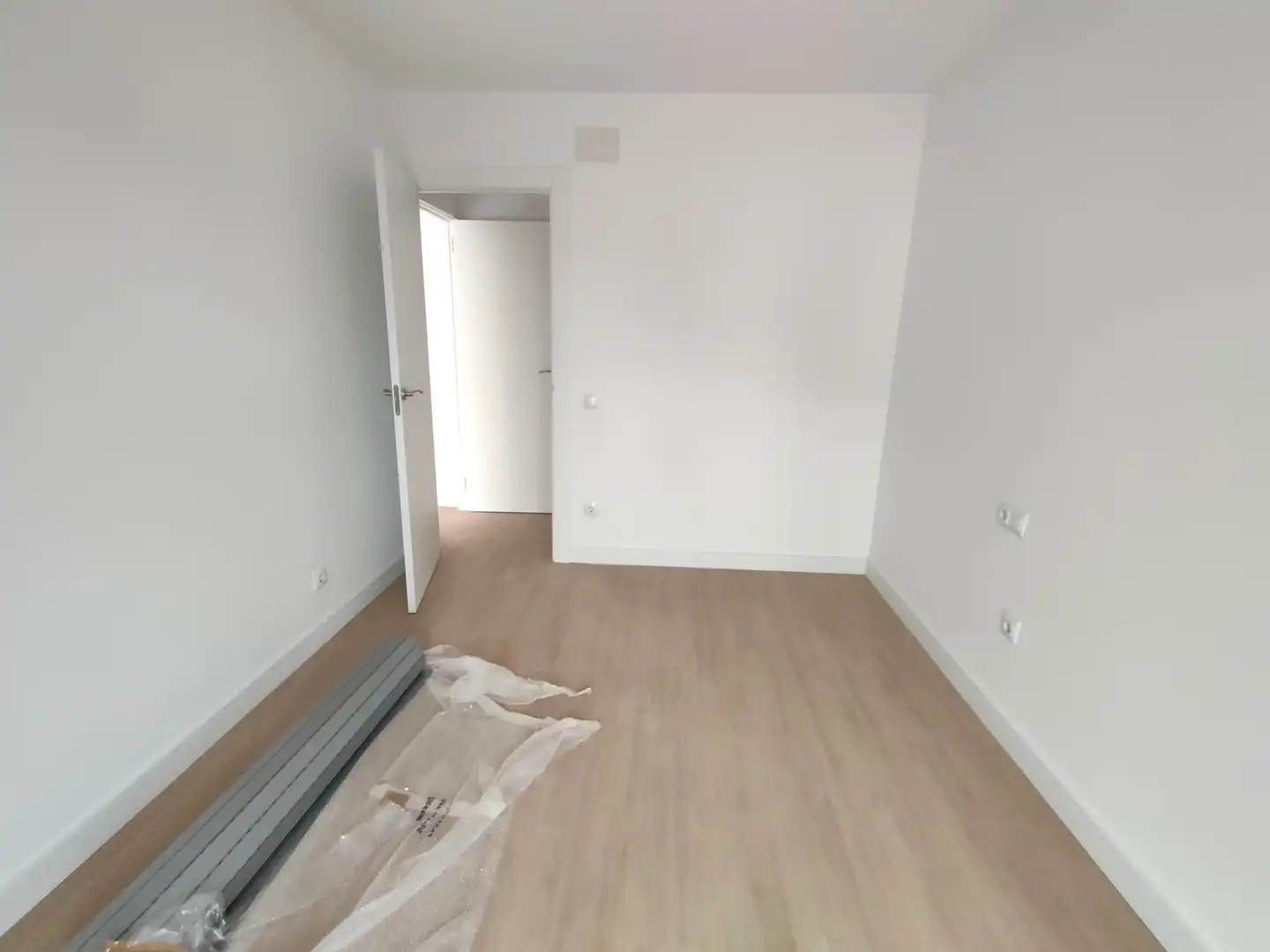 Schlafzimmer von Wohnung zum Verkauf in Salt mit Klimaanlage, Heizung und Parkett