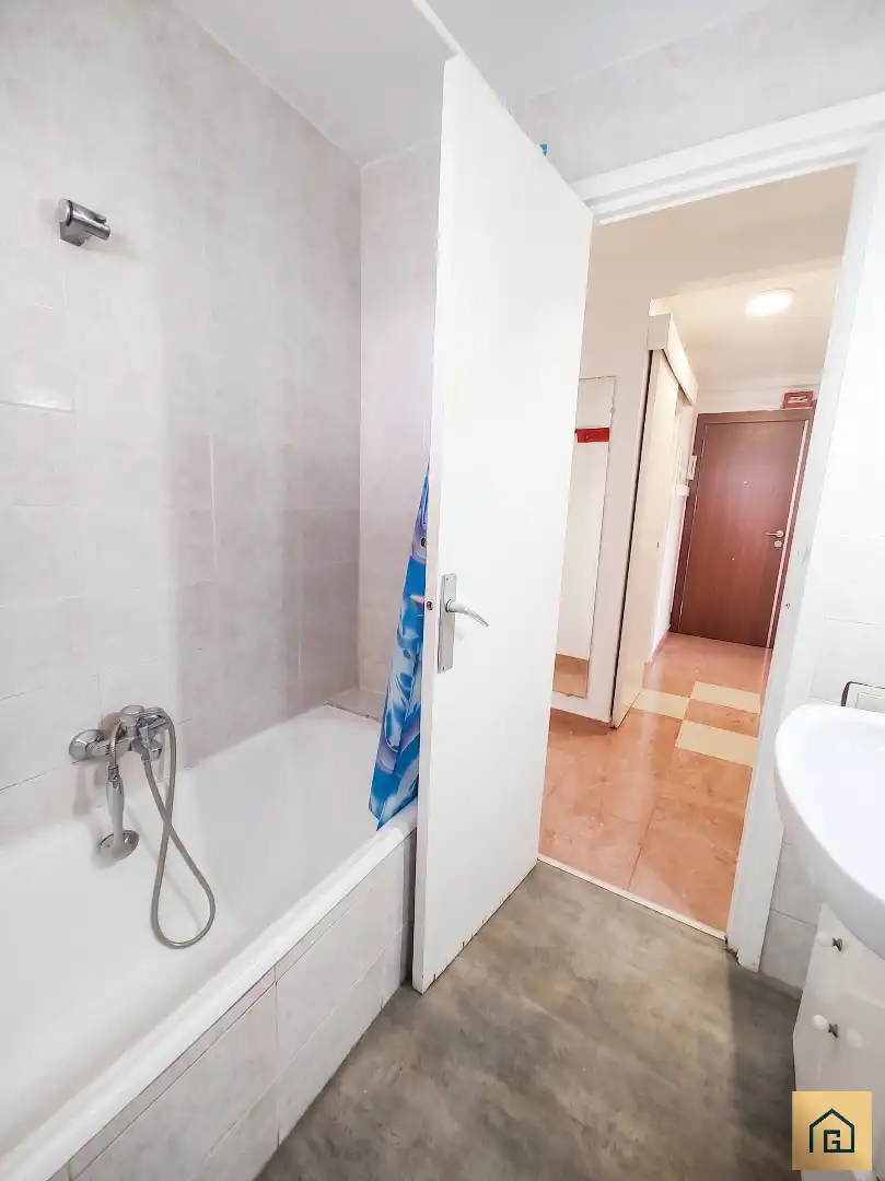 Baño de Piso en venta en Benidorm con Terraza, Amueblado y Alarma