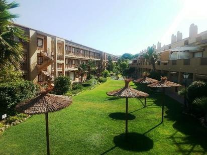 Vista exterior de Àtic en venda en Casares amb Jardí privat, Terrassa i Piscina comunitària