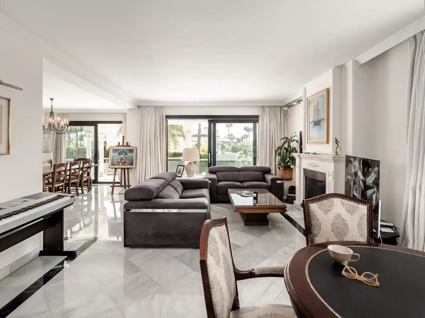 Sala de estar de Casa o chalet en venta en Marbella con Aire acondicionado, Calefacción y Piscina