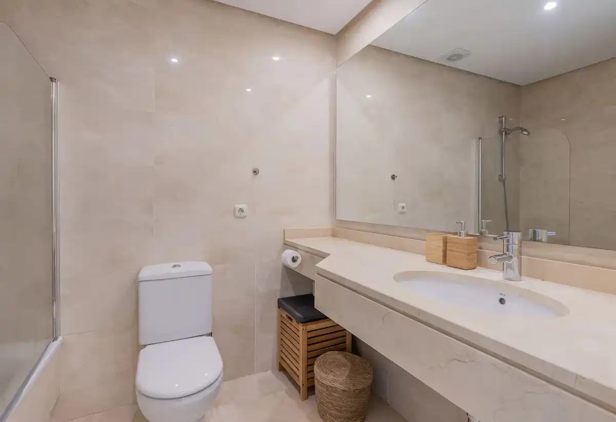 Bany de Apartament en venda en Casares amb Aire condicionat, Terrassa i Traster