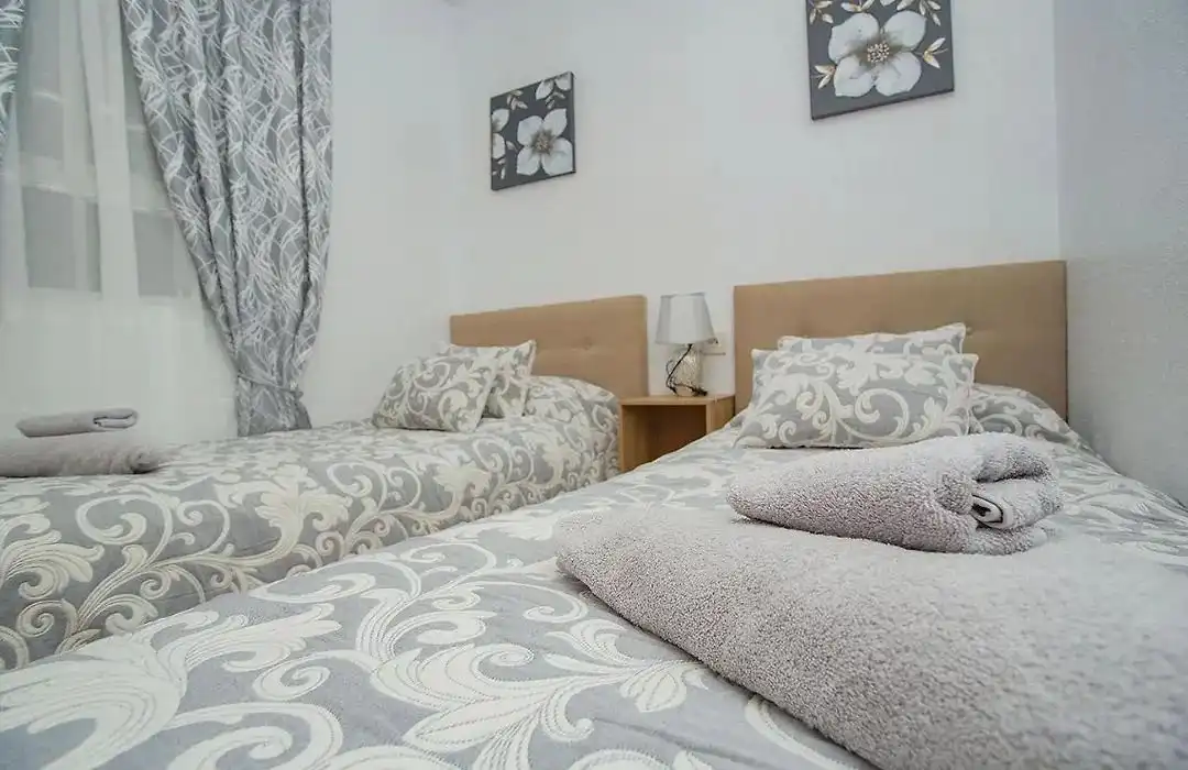 Habitación de Apartamento de alquiler en Torrevieja con Aire acondicionado, Amueblado y Internet