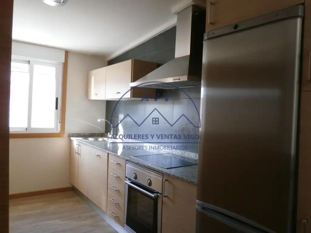 Cuina de Apartament de lloguer en Vigo  amb Aire condicionat, Calefacció i Parquet
