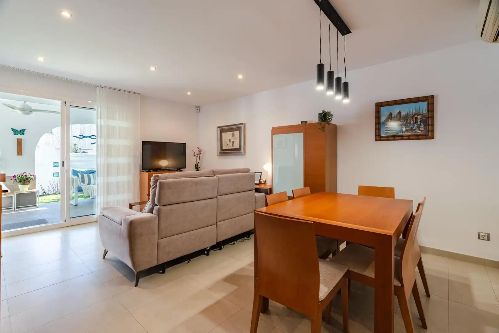 Sala d'estar de Casa o xalet en venda en Cambrils amb Aire condicionat, Calefacció i Jardí privat