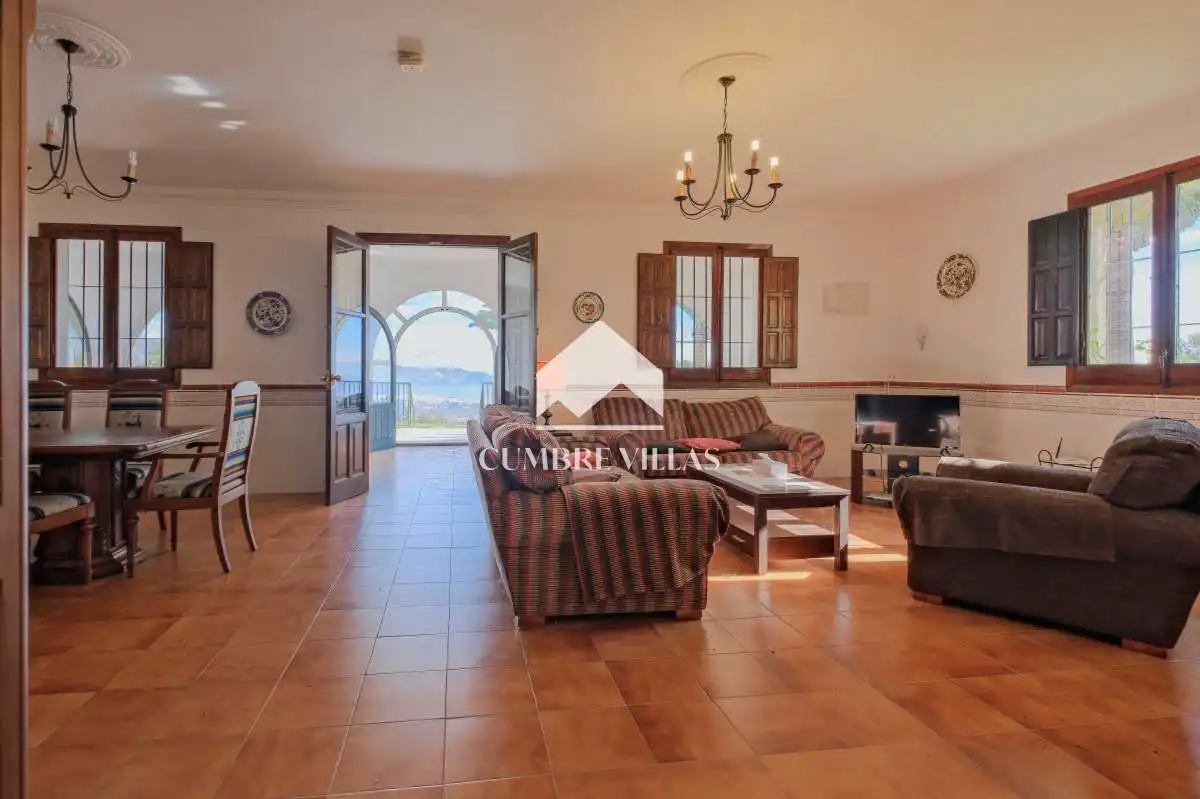 Sala d'estar de Casa o xalet en venda en Nerja amb Jardí privat i Terrassa