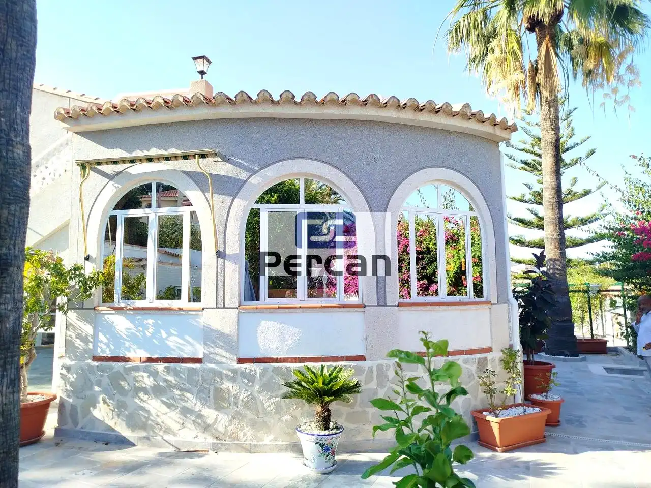 Vista exterior de Casa o xalet en venda en El Campello amb Aire condicionat, Jardí privat i Terrassa