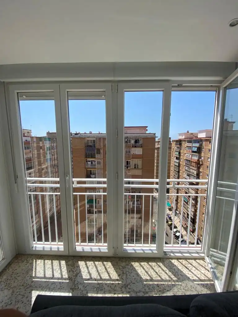 Terrassa de Pis per a compartir en Málaga amb Aire condicionat, Moblat i Alarma