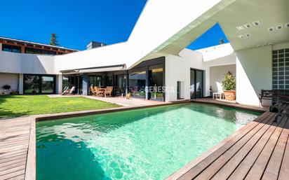 Vista exterior de Casa o xalet en venda en Matadepera amb Aire condicionat, Terrassa i Piscina