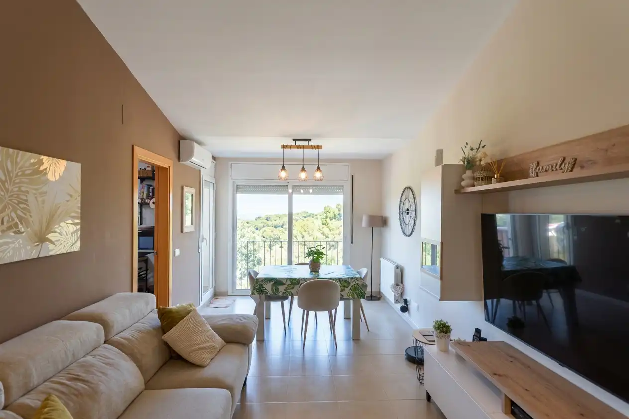Sala de estar de Casa adosada en venta en Abrera con Aire acondicionado, Calefacción y Parquet
