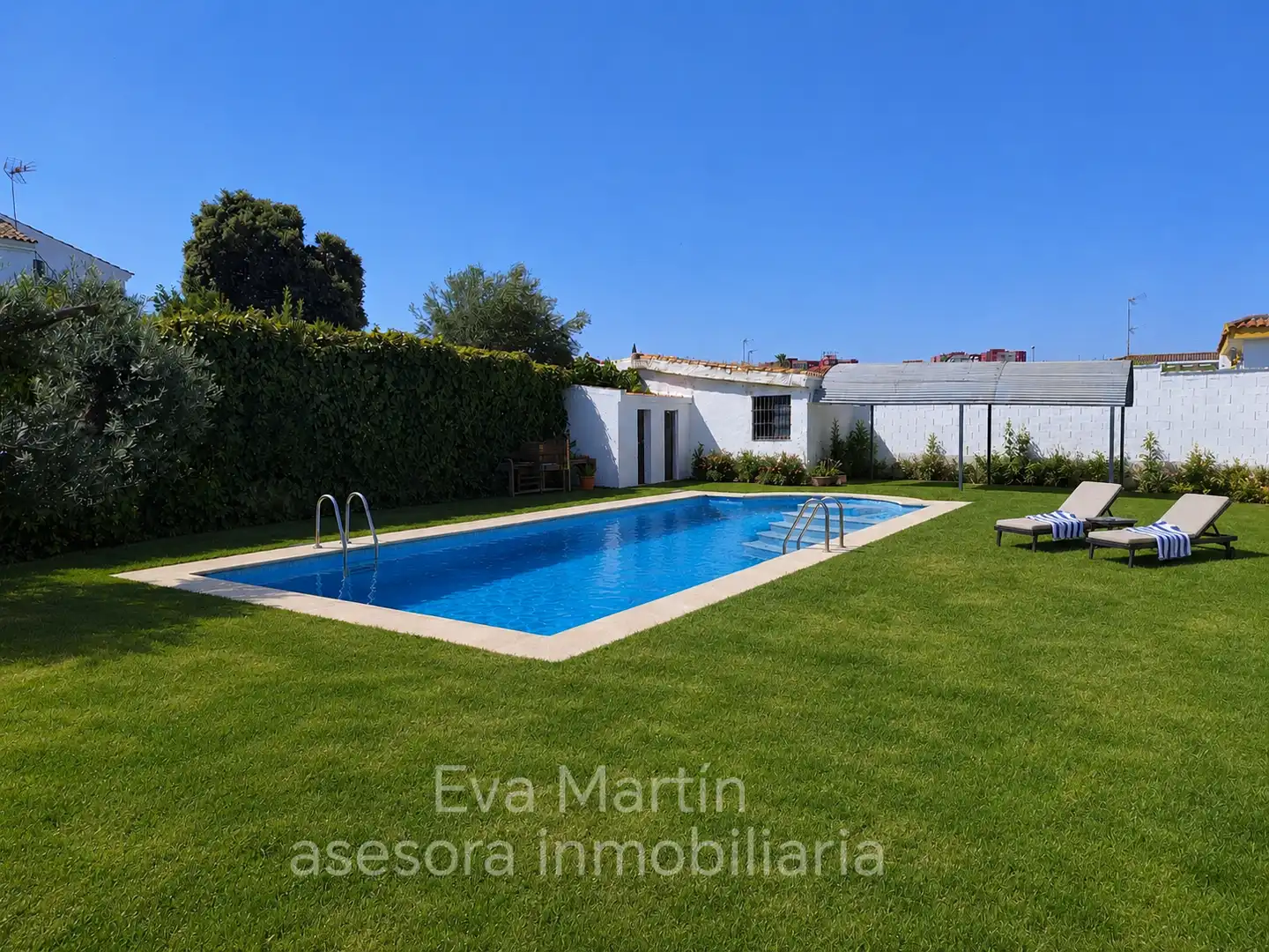 Piscina de Casa o chalet de alquiler en Montequinto con Aire acondicionado, Calefacción y Jardín privado